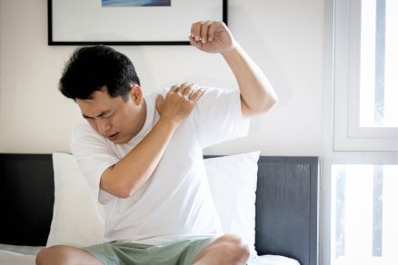 shoulder pain while lifting arm