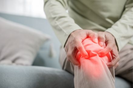 men suffering from knee pain due to osteoarthritis